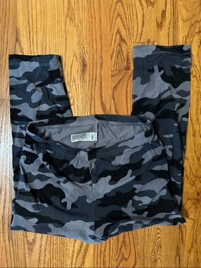 Gray & Black Camo Capri Leggings